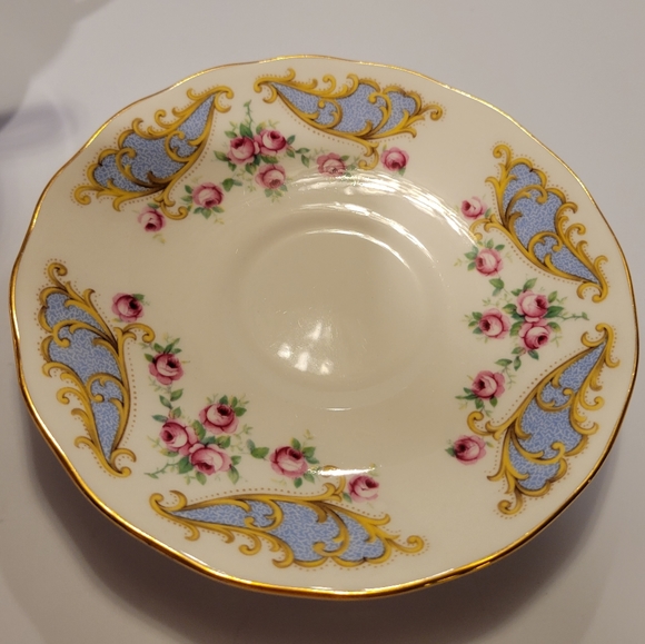 Queen Anne Bone China Tea Cup and Saucer Pattern 8532 - Picture 4 of 7